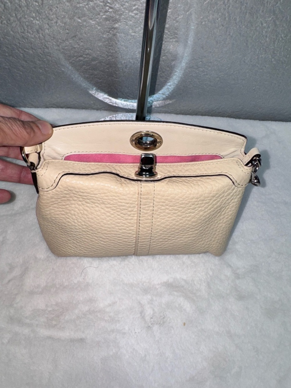 Women's Cream Leather Shoulder Bag - Designer Style - Picture 12 of 17